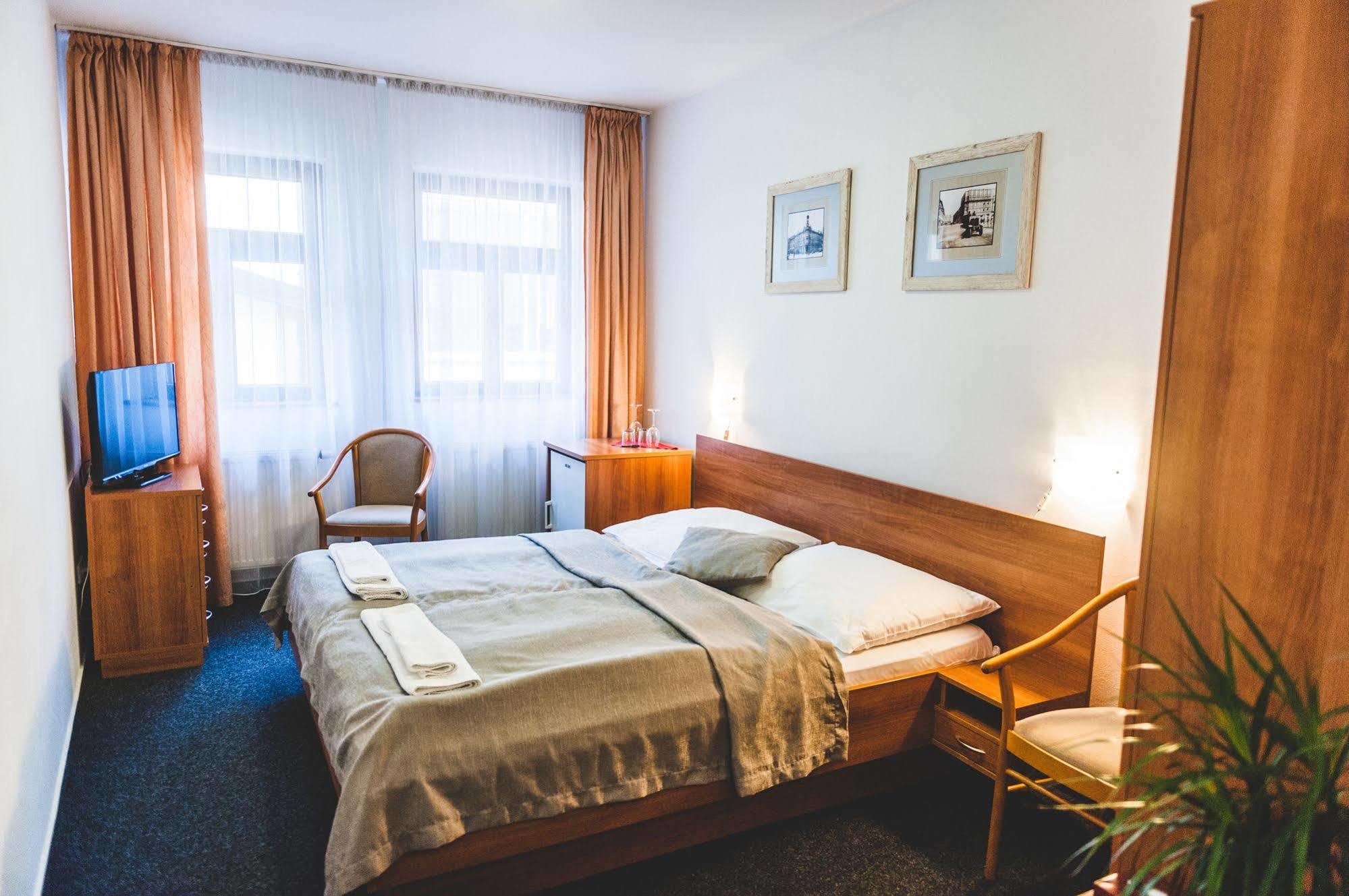 Hotel U Ceske Koruny Hradec Králové Buitenkant foto